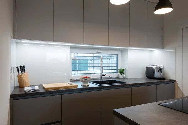 Interior Dari Dapur Kontemporer Dengan Peralatan Bawaan — Stok Foto
