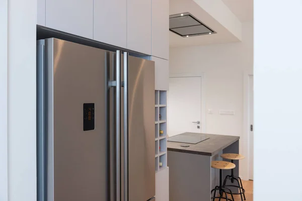 Interior Dari Dapur Kontemporer Dengan Kulkas Built — Stok Foto