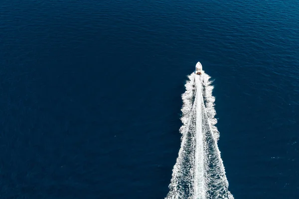 Denizde hızlı motorlu teknenin hava görüntüsü