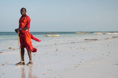 KIWENGWA, ZANZIBAR - 27 DEC 2017: Sahilde poz veren geleneksel Masaj Adam Portresi, Kiwengwa, Zanzibar