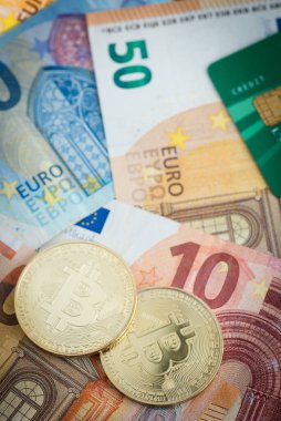 Avro banknotları ve arka planda kredi kartı, yeni para birimi ve finans kavramına sahip altın bitcoinler