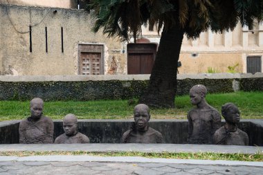 Stone Town, ZANZIBAR - 3 Ocak 2018: Taş Şehri, UNESCO Dünya Mirası Alanı, Zanzibar yakınlarındaki eski köle ticaret merkezi yakınlarındaki heykelleri ve zincirleri olan kölelik anıtı.