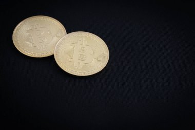 Siyah arka planda iki altın bitcoin