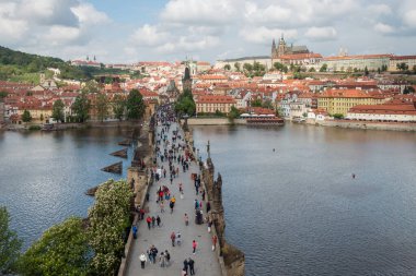 Charles Köprüsü 'nün Küçük Köprüsü, Hradcany Bölgesi ve Prag Şatosu' nun güzel manzarası, Çek Cumhuriyeti