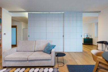 Çağdaş oturma odasında kanepesi olan bir dolap.