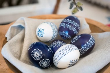 HUMENNE, SLOVAKIA - 14 Nisan 2019: Özel bir şekilde süslenmiş yüzlerce Paskalya yumurtası, 27. Uluslararası Karpatya Paskalya Yumurtası sergisinde sergilenmektedir. Etkinlik Vihorlat Humenne, Slovakya Müzesi tarafından düzenlenmektedir.