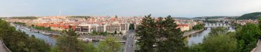 Alacakaranlıkta Vltava nehri ve Prag köprülerinin panoramik manzarası. Letna Hill, Çek Cumhuriyeti 'nden manzara