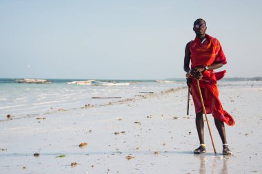 KIWENGWA, ZANZIBAR - 27 DEC 2017: Sahilde poz veren geleneksel Masaj Adam Portresi, Kiwengwa, Zanzibar