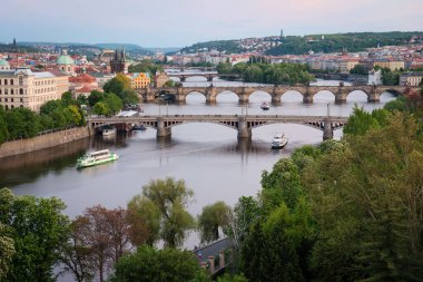 Alacakaranlıkta Vltava Nehri üzerindeki Prag köprüleri. Letna Hill, Çek Cumhuriyeti 'nden manzara