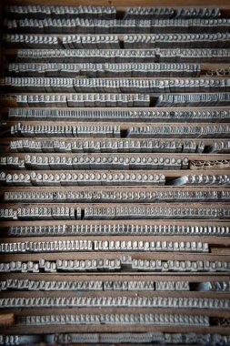 Metal yazı tipi alfabetik olarak düzenlendi