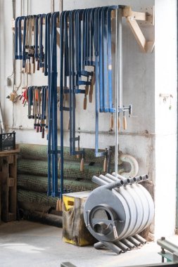 Ahşap atölyede aletler ve ekipmanlar