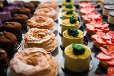 Koyu arkaplan ile sergilenen lezzetli kekler