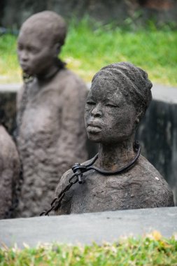 Stone Town, ZANZIBAR - 3 Ocak 2018: Taş Şehri, UNESCO Dünya Mirası Alanı, Zanzibar yakınlarındaki eski köle ticaret merkezi yakınlarındaki heykelleri ve zincirleri olan kölelik anıtı.
