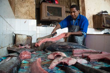 Stone Town, ZANZIBAR - 31 Aralık 2017: Satıcılar Zanzibar 'daki Darajani Market' te taze balık ve deniz ürünleri satışı için hazırlık yapıyorlar