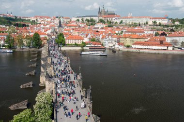 Charles Köprüsü 'nün Küçük Köprüsü, Hradcany Bölgesi ve Prag Şatosu' nun güzel manzarası, Çek Cumhuriyeti