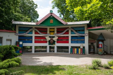 KRALOVA PRI SENCI, SLOVAKIA - 6 Haziran 2019: Slovakya 'nın Senec kenti yakınlarındaki Vcelarska Paseka bölgesinde yer alan açık hava arı kovanları sergisi
