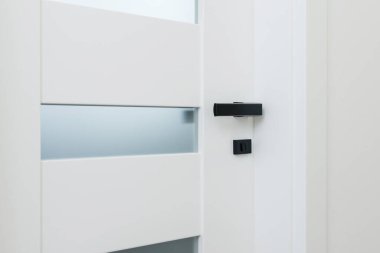 Dairedeki beyaz kapalı kapıların ayrıntıları