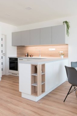 Dahili aletleri olan çağdaş mutfağın içi.