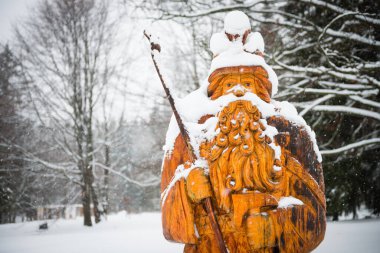 KARLOVA STUDANKA, CZECH REPUBLIC JAN 2, 2019: Çek folklor ve efsanelerinin sembollerinden biri olan Çek Cumhuriyeti 'ndeki Jeseniky Dağları' nın efsanevi figürü, patronu ve koruyucusu