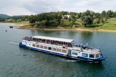 DOMASA, SLOVAKIA - 2 AUG 2019: Bohemya teknesi 26 yıl sonra Domasa Gölü 'ne geldi. Botun ana limanı Dobra ve Domasa 'ya gidiş dönüş.