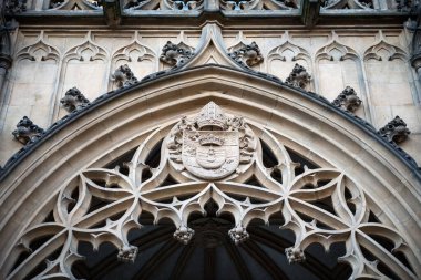 Çek Cumhuriyeti 'nin Brno kentindeki Aziz Peter ve Paul Katedrali' ne giriş kapısının üzerinde bulunan süsler ve armalar.