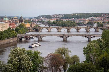 Alacakaranlıkta Vltava Nehri üzerindeki Prag Köprüleri. Çek Cumhuriyeti Prag 'daki Letna Hill' den manzara