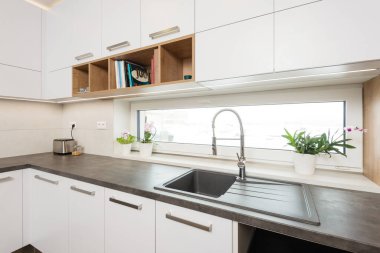 Modern mutfağın tepesinde lavabo ve çalışma