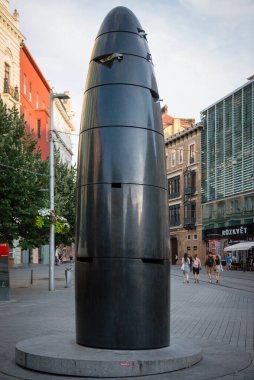 BRNO, CZECH REUBLIC - 3 Temmuz 2019: Zaman makinesi veya Kasaba Saati, 6 metre yüksekliğinde siyah granit, Özgürlük Meydanı 'nda şehrin Brno şehir merkezindeki İsveç ordusuna karşı yapılan savunmanın anısına kurşun şekilli heykel