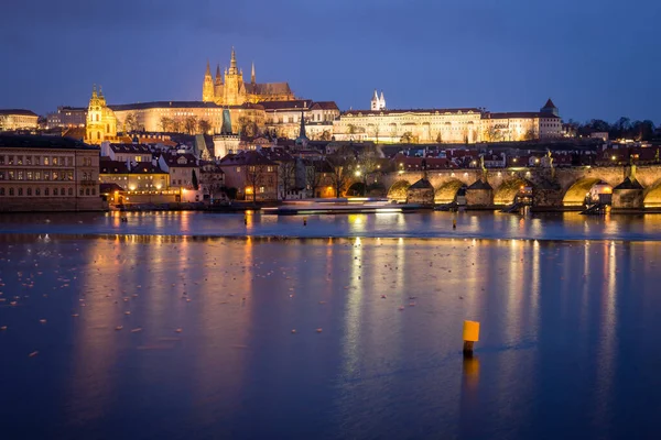 布拉格城堡和查尔斯桥日落时的映像 捷克共和国Vltava河 — 图库照片
