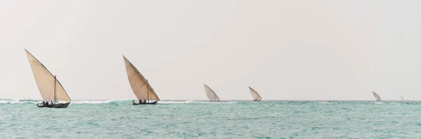 Традиционные Лодки Дау Плывущие Открытом Море Занзибар — стоковое фото