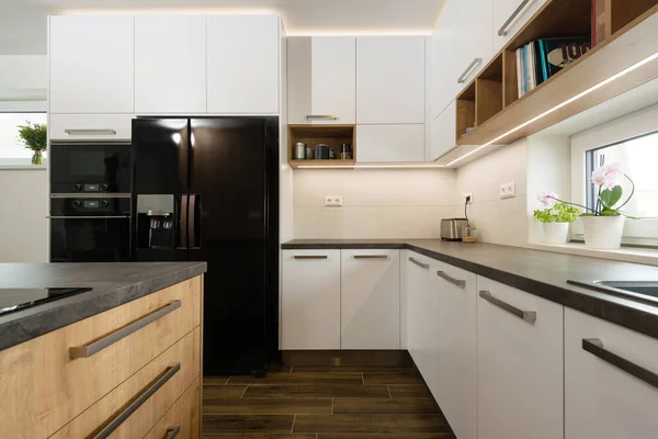 Dahili aletleri olan modern mutfağın içi.