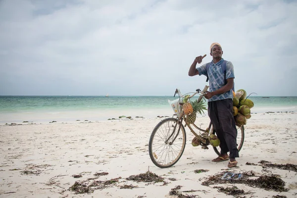 Kiwengwa Zanzibar Dec 2017 Vendedor Local Uma Bicicleta Oferecendo Cocos — Fotografia de Stock