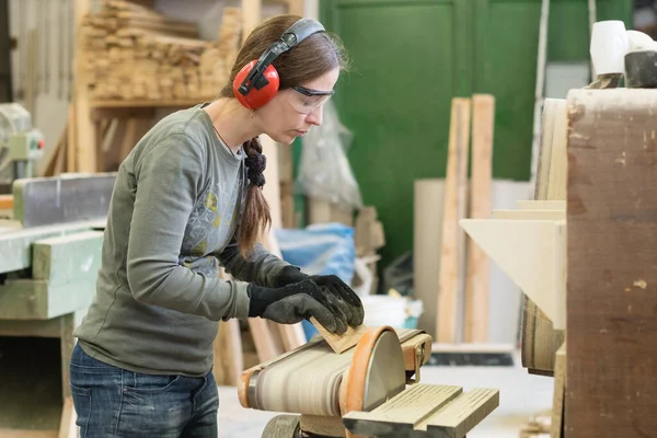 Mujer Joven Usando Una Lijadora Cinturón Para Lijar Tablón Madera — Foto de Stock