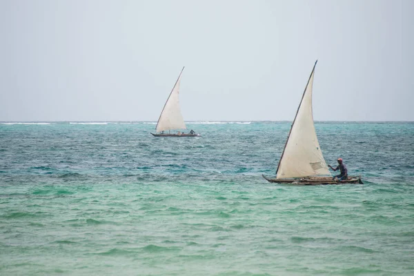 Kiwengwa Zanzibar Dec 2017 Pescatori Che Navigano Barche Tradizionali Legno — Foto Stock