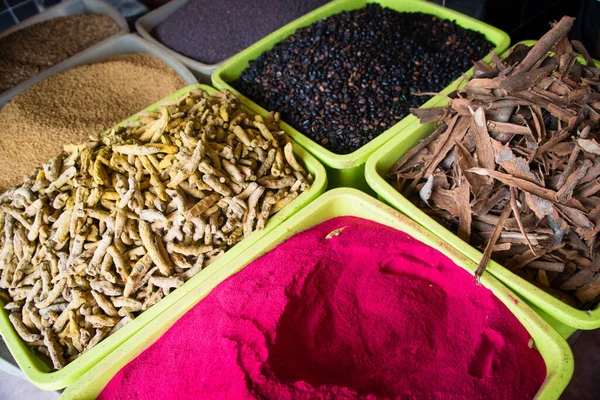 Taş Şehir, Zanzibar 'daki Darajani Market' te satılık tahıl ve köri tozu.