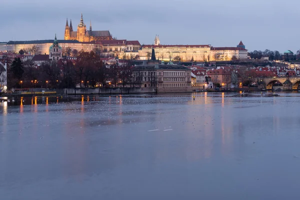 Castelo Praga Hradcany Com Rio Vltava Entardecer Destino Turístico Famoso — Fotografia de Stock