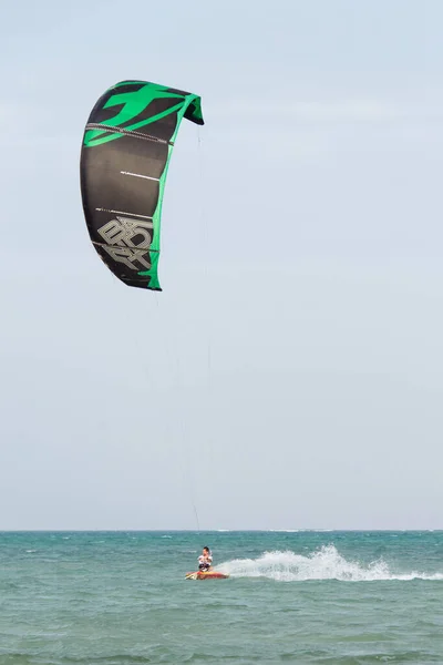 Jambiani Zanzibar 2017年12月22日 ザンジバル ジャンバニのビーチで高速でカイトボードに乗る男 — ストック写真