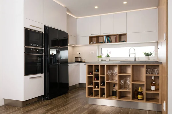 Dahili aletleri olan modern mutfağın içi.