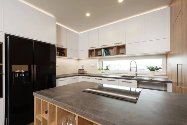 Interieur Van Een Moderne Keuken Met Inbouwapparatuur — Stockfoto