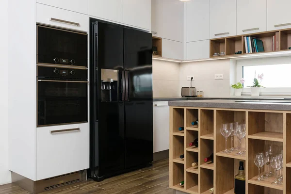 Dahili aletleri olan modern mutfağın içi.