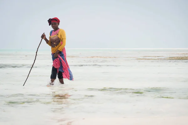 Nungwi Zanzibar Jan 2018 Mulher Local Caminhando Nas Águas Rasas — Fotografia de Stock