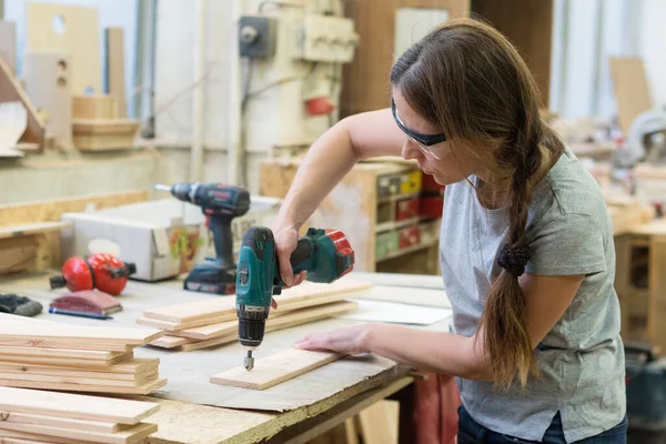 Jonge Vrouw Met Boor Maken Gat Houten Plank Werkplaats — Stockfoto