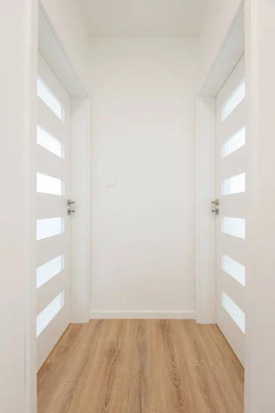 アパートの白い閉じたドアのある廊下 — ストック写真