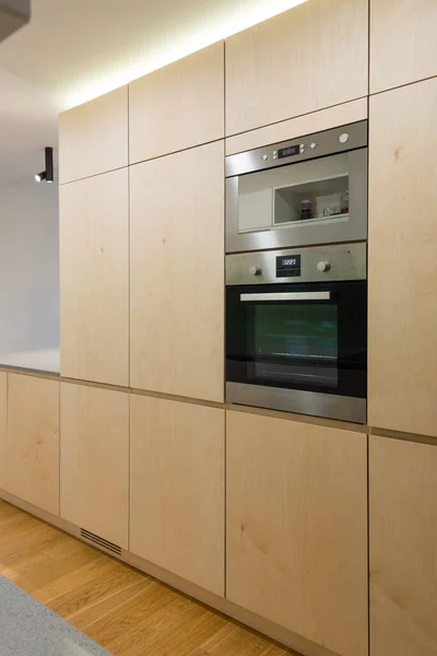 Dahili aletleri olan modern mutfağın içi.