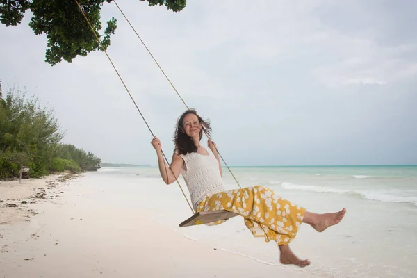 Jovem Mulher Atraente Balanço Uma Praia Tropical Zanzibar — Fotografia de Stock