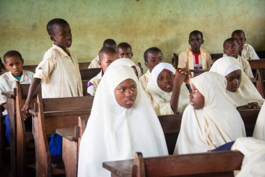 KENDWA, ZANZIBAR - 10 Ocak 2018: İngilizce dersi sırasında sınıfta öğrenciler, Kendwa, Zanzibar 'da ilkokul