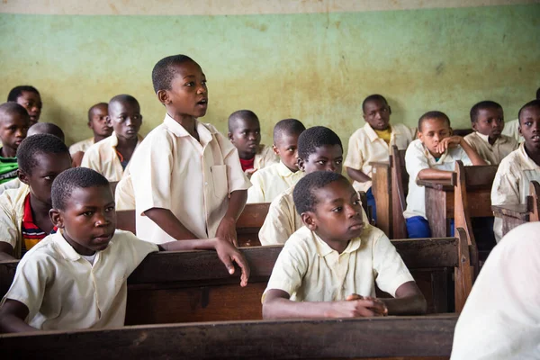 KENDWA, ZANZIBAR - 10 Ocak 2018: İngilizce dersi sırasında sınıfta öğrenciler, Kendwa, Zanzibar 'da ilkokul