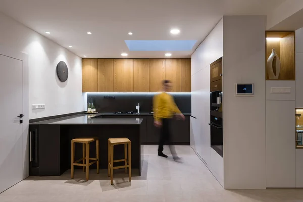 Interior Cocina Moderna Con Electrodomésticos Incorporados Una Casa Moderna — Foto de Stock