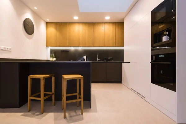 Modern mutfağın içinde ev aletleri var.