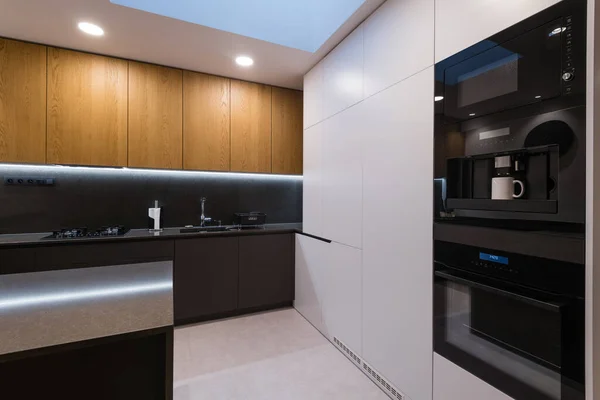Interior Dari Dapur Modern Dengan Peralatan Built Sebuah Rumah — Stok Foto